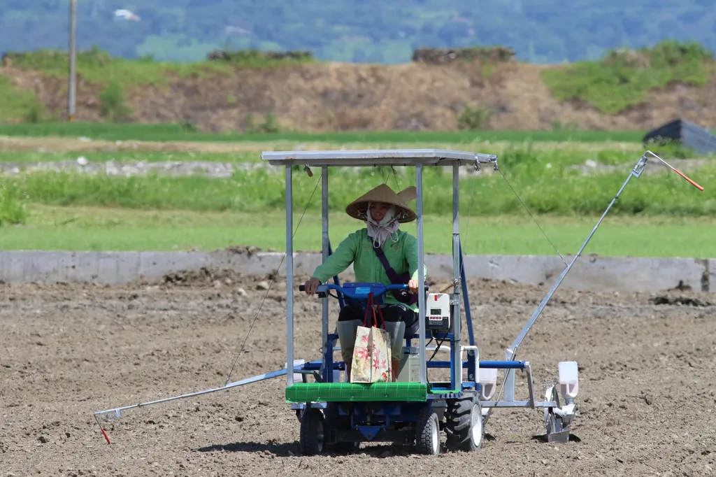 農業技術大變革!太陽能乘坐式播種機